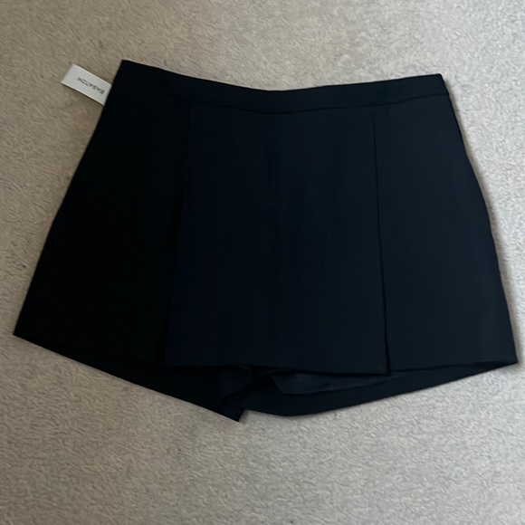 Babaton Skort - Picture 1 of 12